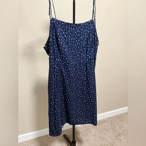 Old Navy Navy Blue Spaghetti Strap Dress tie straps adjustable with pockets⭐️ - Picture 4 of 6